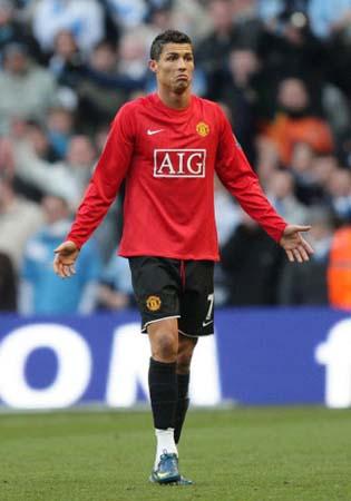 韩媒：韩足协要求蔚山HD对申台龙涉嫌殴打球员一事展开调查（韩媒：韩国足协敦促蔚山HD启动对申台龙疑似殴打球员事件的调查）