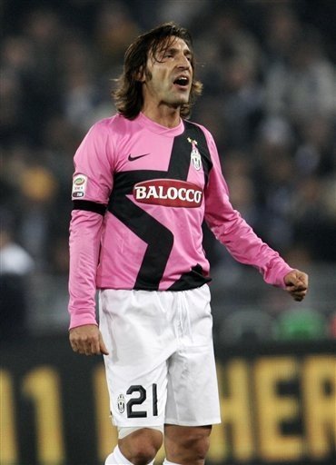 阿斯：巴萨本赛季球场外事务增多，弗里克比上赛季更加情绪化（阿斯报：巴萨本季场外风波增多，弗里克较上赛季更显情绪化）