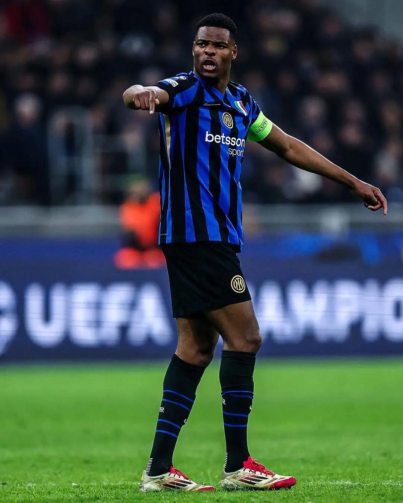 印媒披露：一名官员在索要签名时划伤梅西，后者要求离场（印媒：官员索签名时划伤梅西，梅西随即要求离场）