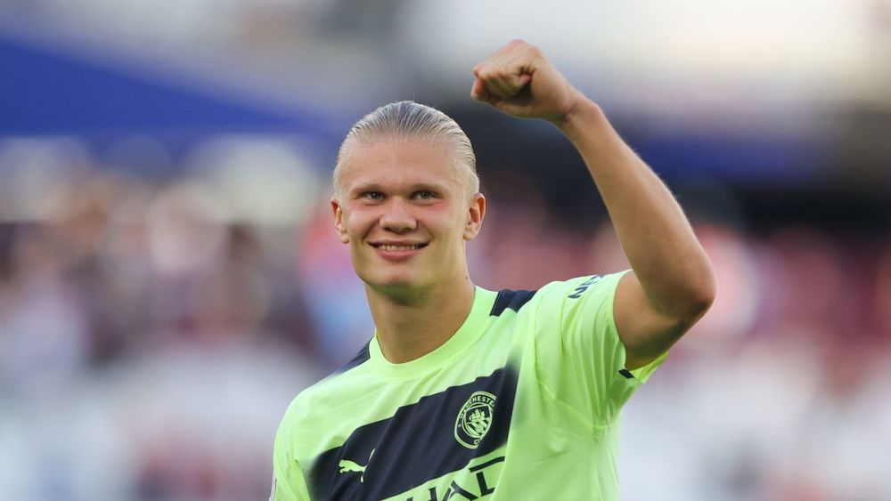 拦都拦不住！对手疑肘击队友，梅西出头“教育”阿根廷老乡（看不下去！对手疑肘击队友，梅西挺身而出训斥阿根廷同胞）