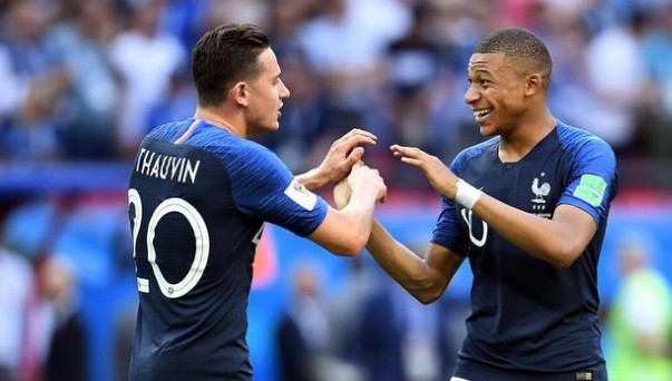 求战心切，安东尼因自己红牌停赛无法出战塞维利亚德比而落泪（红牌停赛无缘塞维利亚德比，求战心切的安东尼落泪）