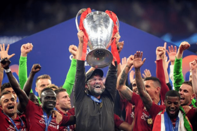 无敌了！39岁的胡尔克远距离任意球重炮破门！（宝刀未老！39岁胡尔克超远任意球重炮轰破球门）