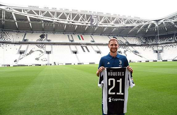 现场观看梅西杯，梅西与苏亚雷斯儿子本哈明一同观战（梅西携苏亚雷斯之子本哈明现身梅西杯看台）