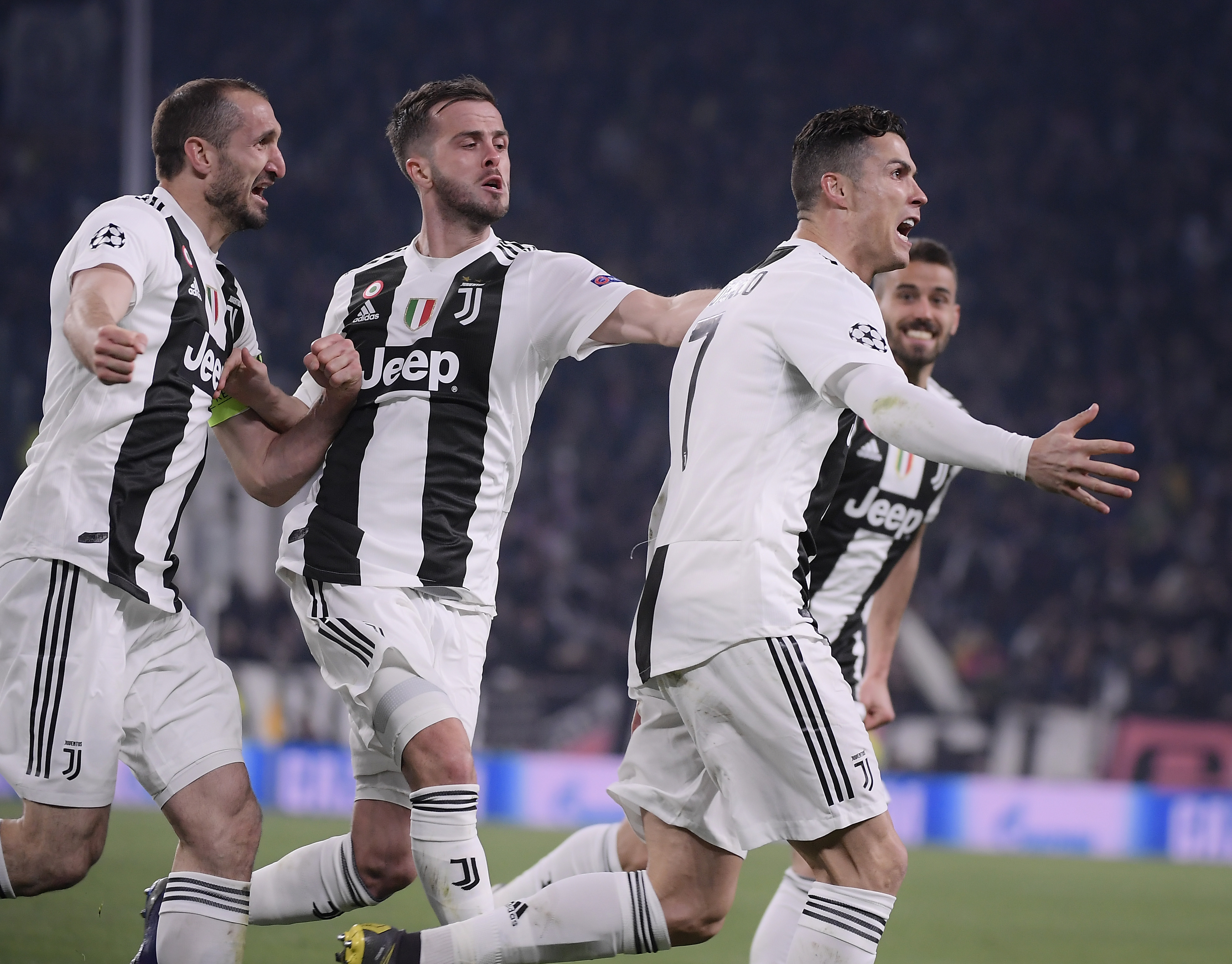 埃基蒂克：加盟利物浦生活彻底改变，成为最优秀球员需不断努力（埃基蒂克：转会利物浦改变了人生，要成顶级球员唯有不断努力）