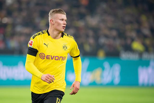 张家齐对陈芋汐的坚守满眼敬佩！她也挣扎过一段时间，挺心疼的（张家齐对陈芋汐的坚定守护令人敬佩，她也曾经历一段挣扎，叫人心疼）